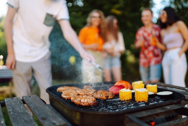 Ompany osób urządzających imprezę z grillem w letnim parku Koncepcja wypoczynku weekendowego w stylu życia