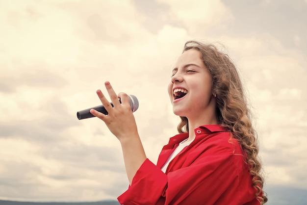 Ona jest naprawdę urocza muzyka klubowa karaoke to moje życie dzieciak śpiewa z mikrofonem wesoły event manager dziecko baw się na imprezie szczęśliwa piosenkarka z mikrofonem klasyczna fajna dziewczyna śpiewa koncepcja szkoły wokalnej