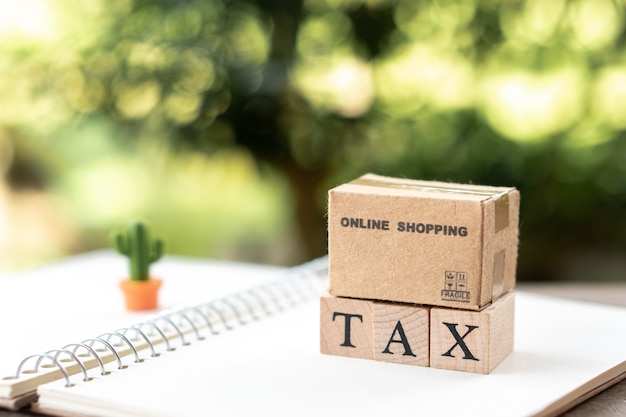 Online shopping box Zapłać roczny dochód (TAX) za rok na kalkulatorze.