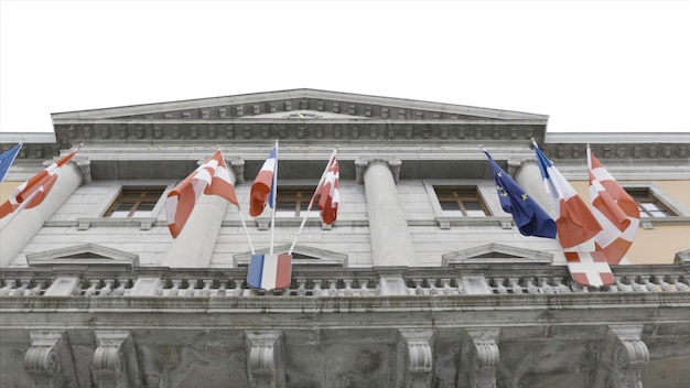 Zdjęcie onsulatowy dom z flagami kraju machającymi w wietrze