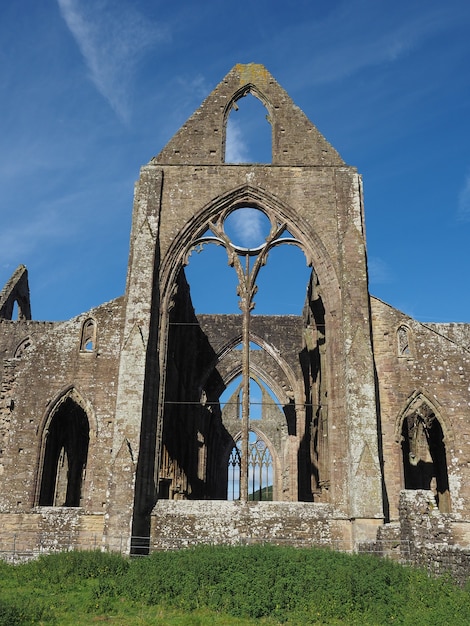 Opactwo Tintern (Abaty Tyndyrn) w Tintern