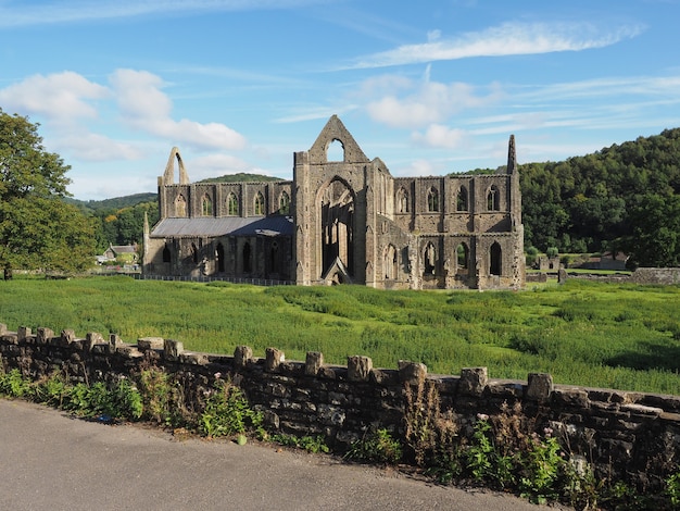 Opactwo Tintern (Abaty Tyndyrn) w Tintern