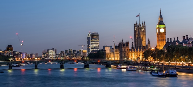 Opactwo Westminsterskie i big ben w nocy, Londyn, Wielka Brytania