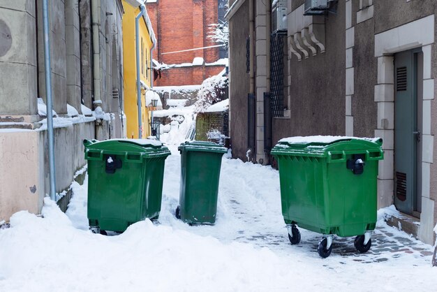 Opady śniegu w zimowy dzień, problemy z koszem na śmieci