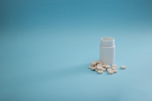 Opakowania medyczne tabletek na niebieskim tle lekarstwem na chorobę