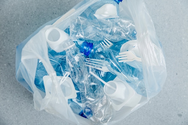Opakowania plastikowe do żywności w plastikowej torbie. Pojęcie recyklingu tworzyw sztucznych i ekologii. Płaski układanie, widok z góry
