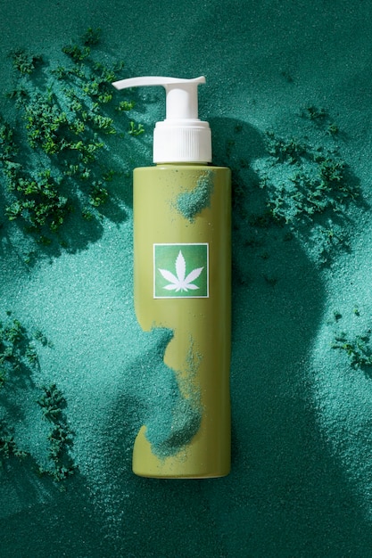 Opakowanie produktów kosmetycznych z motywem liści marihuany