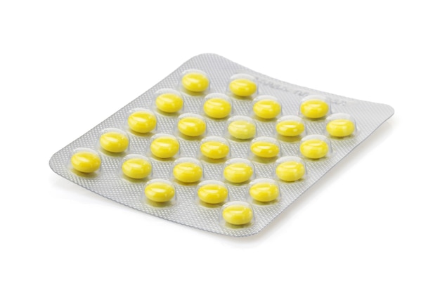 Opakowanie tabletek na białym tle