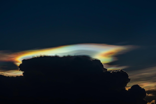 Opalizowanie Chmur Lub Iryzacja To Zjawisko Barwnego światła, Które Występuje W Chmurach. To Powszechne Zjawisko Występuje Najczęściej W Chmurach Altocumulus, Cirrocumulus, Soczewkowatych I Cirrus.