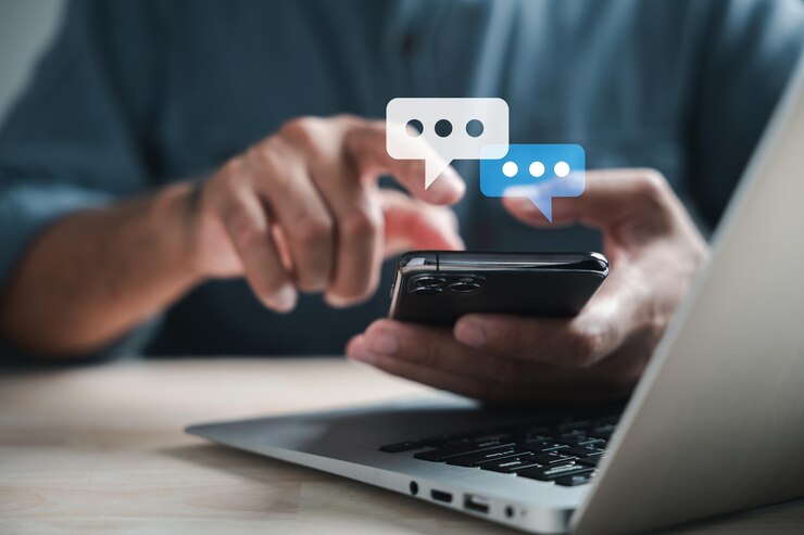 Zdjęcie opanowanie domeny cyfrowej z laptopem i smartfonem w dłoni biznesmen podbija królestwo mediów społecznościowych marketing online sns ilustrujący zenit współczesnego biznesu