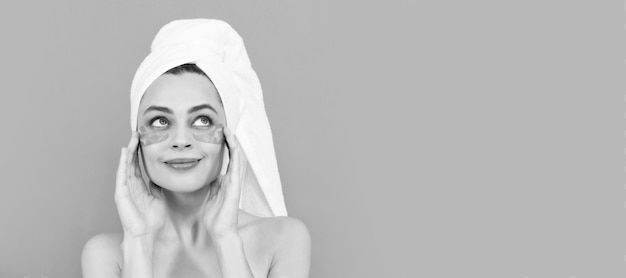 Opaska na oko Piękna kobieta na białym tle twarz portret transparent z makieta miejsca kopiowania Kochaj swoją skórę