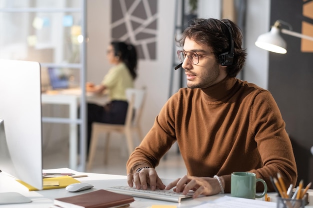 Operator Call Center Pracujący Na Komputerze