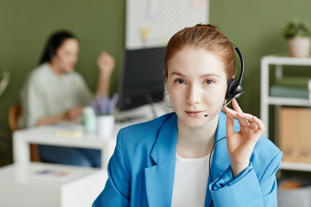 Operator call center w słuchawkach