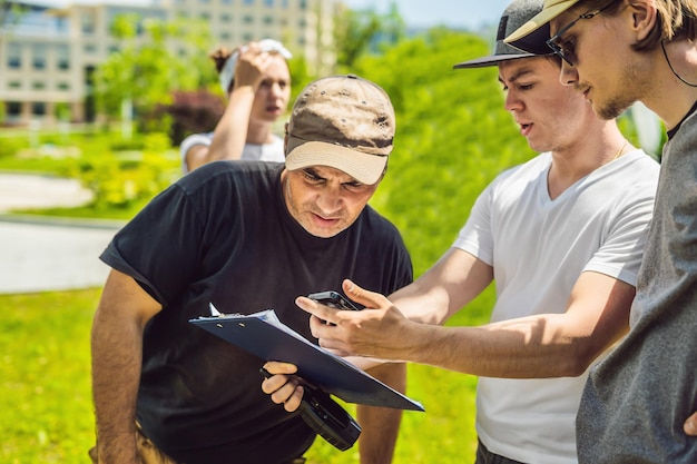 Operator kamery omawia proces kręcenia z reżyserem i dp.