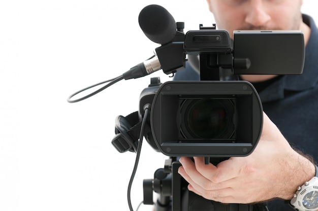 Operator Kamery Wideo Pracujący Z Jego Profesjonalnym Sprzętem Na Białym Tle