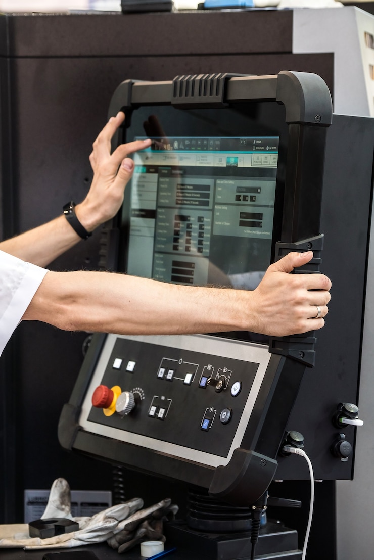 Zdjęcie operator ręce na ekranie lcd maszyny cnc