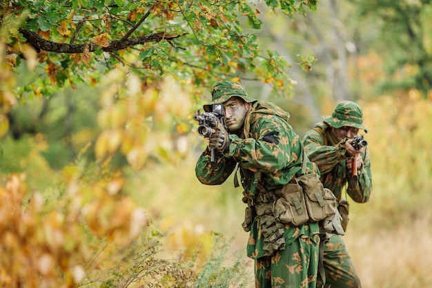Operator rosyjskich sił specjalnych na polu bitwy z karabinem