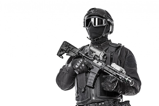 operator swat z karabinem