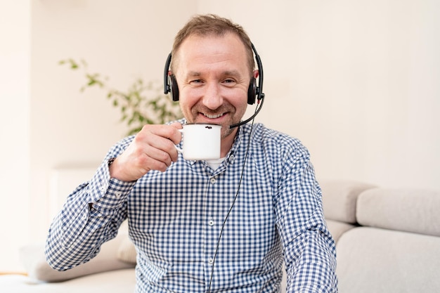Operator Telefoniczny Przedstawiciel Obsługi Klienta Z Zestawem Słuchawkowym W Domowym Call Center Biuro Domowe Uśmiechnięty Mężczyzna Ze Słuchawkami Na Głowie