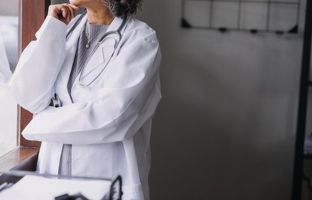 Opieka domowa i opieka zdrowotna dla osób starszych Zbliżenie młodej latynoskiej lekarki pielęgniarki sprawdza bicie serca pacjenta rasy kaukaskiej za pomocą stetoskopu podczas wizyty