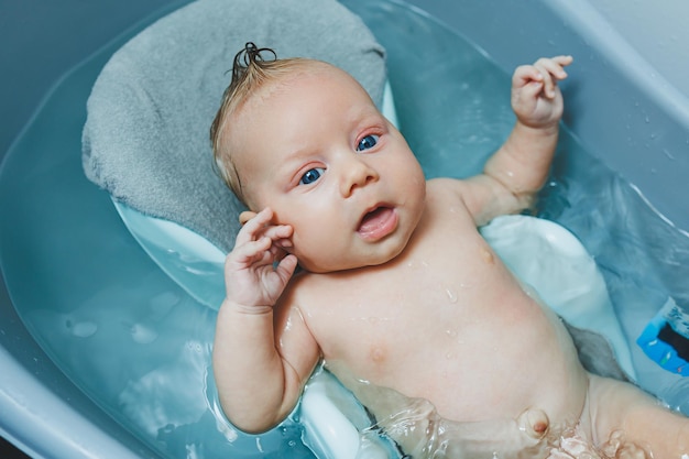Opieka nad noworodkiem kąpiel dziecka kąpiel dziecka w wannie pierwsze kąpiel dziecka
