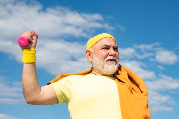 Opieka zdrowotna wesoły styl życia starszy mężczyzna po treningu koncepcja zdrowego stylu życia senior fitness