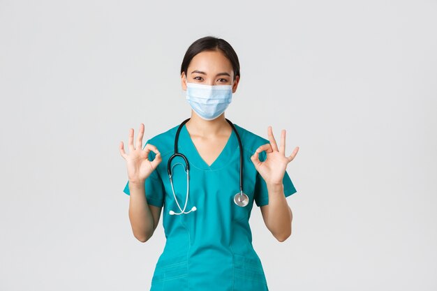 Opieki zdrowotnej pielęgniarka azjatyckich pozowanie