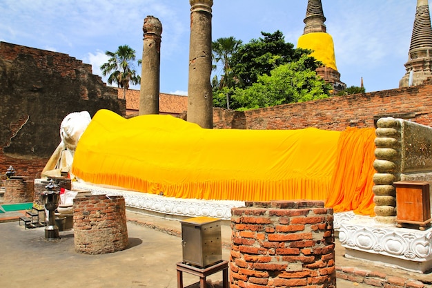 Opierając Buddy Wat Yai Chai Mongkol w Ayutthaya