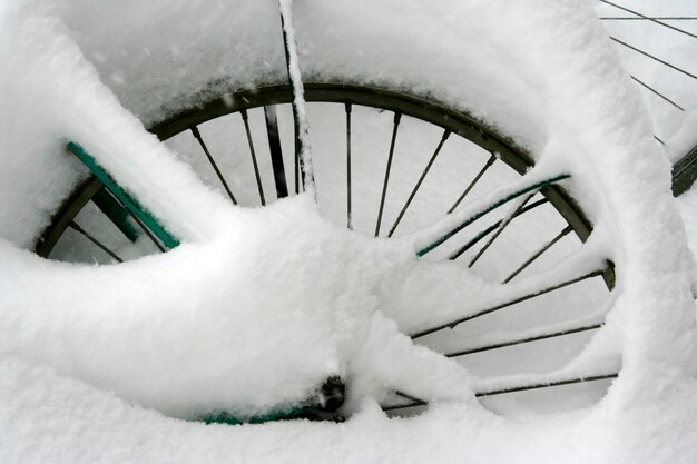 Opona rowerowa zbiera śnieg zimą