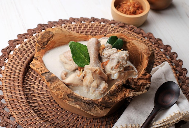Opor ayam lub białe curry z kurczaka Tradycyjne indonezyjskie jedzenie z kurczaka gotowane z mlekiem kokosowym i przyprawami