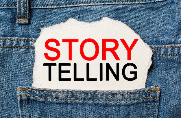 Opowiadanie historii to najlepszy marketing na podartym tle papieru na koncepcji dżinsów i finansów