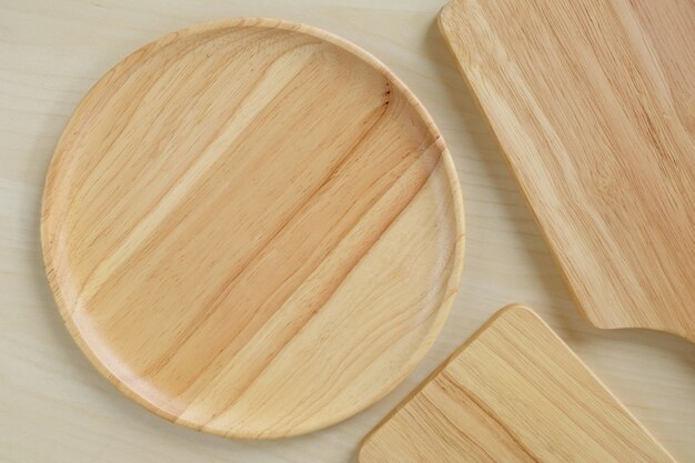 Opróżnia drewnianych talerze na stole, karmowy tło