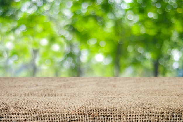 Opróżnia Stół I Workowego Tablecloth Nad Plamy Drzewem Z Bokeh Tłem