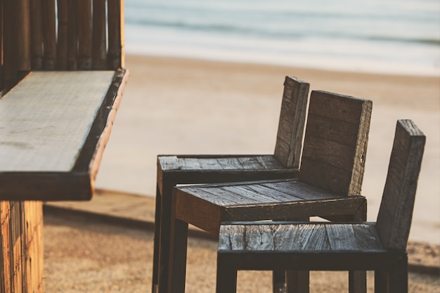 Zdjęcie opróżnij krzesła w barze w pobliżu plaży