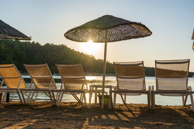 Opróżnij leżaki i parasole rano