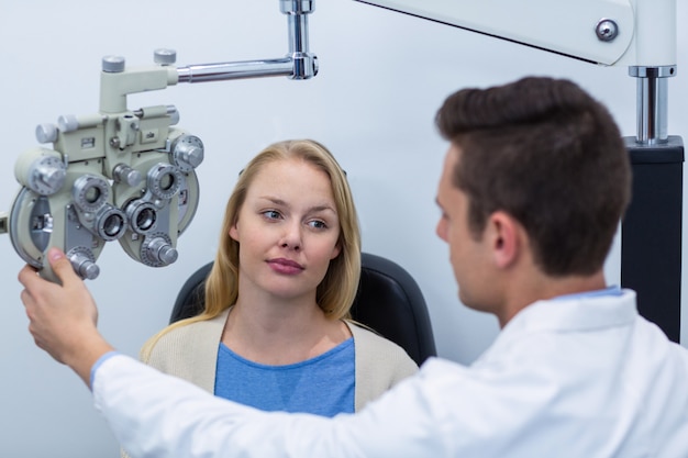 Optometrysta Wchodzący W Interakcje Z Pacjentką