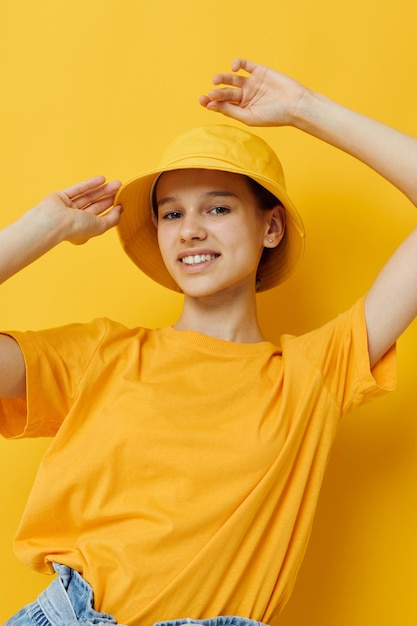 Optymistyczna młoda kobieta w żółtym kapeluszu w stylu młodzieżowym na białym tle na białym tle