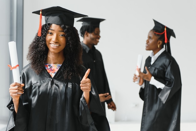 Optymistyczni młodzi absolwenci szkół wyższych po ukończeniu studiów