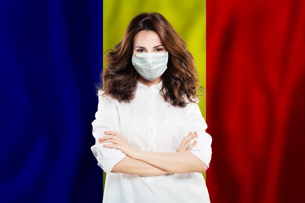 Optymistyczny lekarz w masce przeciw fladze narodowej Rumunia Epidemia grypy i koncepcja ochrony przed wirusem