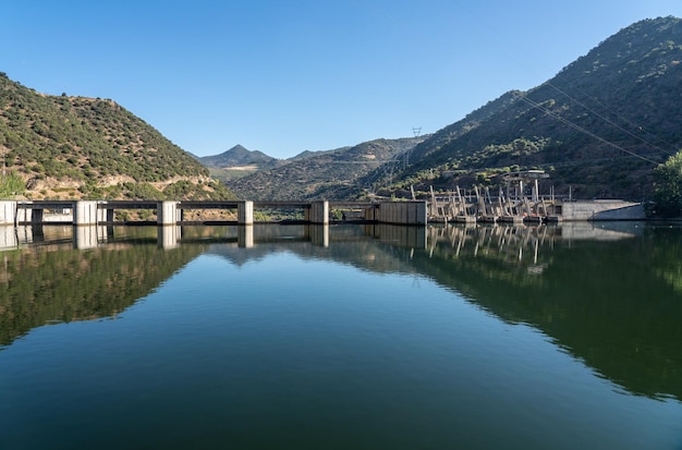 Opuszczenie śluzy zapory Barragem da Valeira na rzece Douro