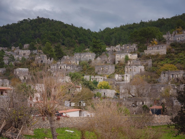 Opuszczona grecka wioska Kayakoy miasto duchów w Fethiye Izmir Turcja Miejsce starożytnego greckiego miasta Karmilissos z XVIII wieku