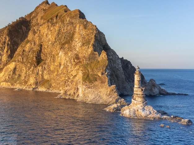 Opuszczona latarnia morska Aniva na wyspie Sachalin, Rosja. Widok z lotu ptaka.