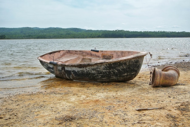 Zdjęcie opuszczona łódź na brzegu przeciwko niebu