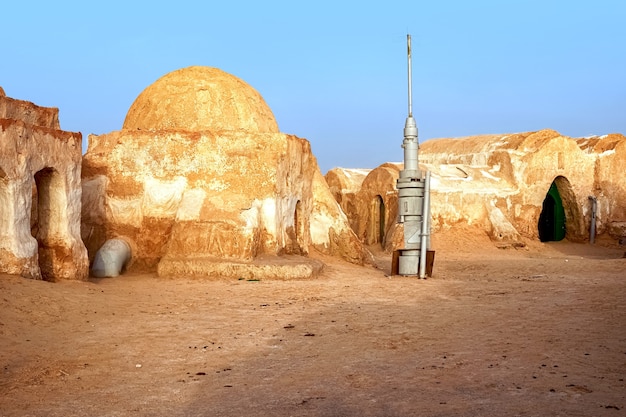 Opuszczona sceneria planety Tatooine do kręcenia Gwiezdnych wojen na Saharze. SAKHARA, Tunezja - 17 maja 2021 r.: