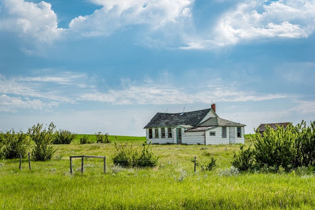 Opuszczona szkoła Stonecliff SK na prerii Saskatchewan