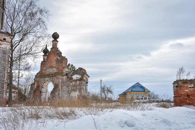 Opuszczone bramy kościelne na odludziu Rosji