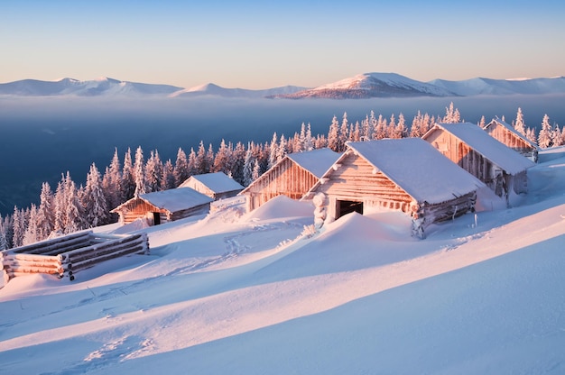 Opuszczone chaty z bali, chaty o pięknym wschodzie słońca w zimie Karpaty