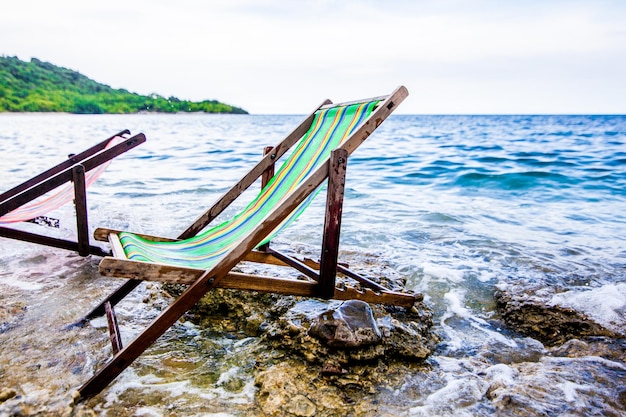 Opuszczone leżaki na plaży na tle nieba