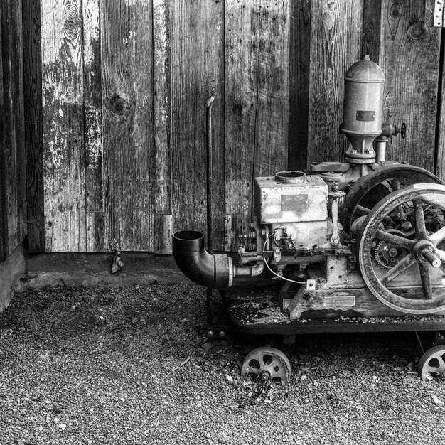 Zdjęcie opuszczone maszyny przeciwko staremu domowi