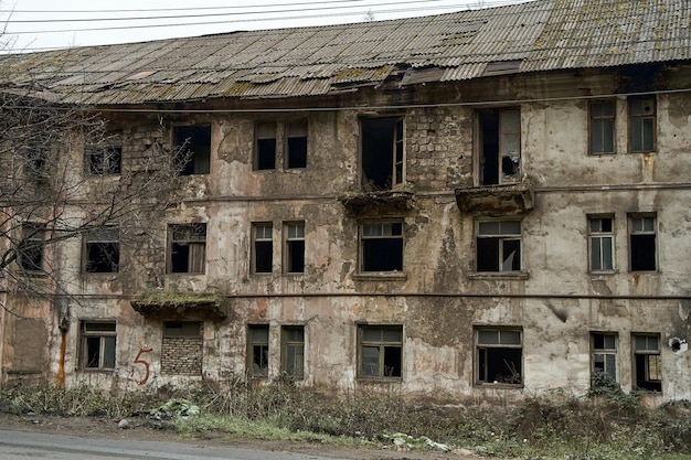 Opuszczone, rozpadające się budynki w mieście mieszkalnym Umierające miasto Przerażająca atmosfera